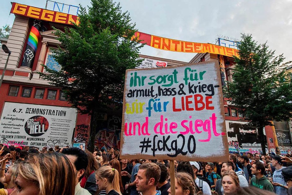 Teilnehmer der Demonstration «Lieber tanz ich als G20 - Alles Allen, Nachttanzdemonstration» demonstrieren vor der Roten Flora (Foto: dpa) Teilnehmer der Demonstration «Lieber tanz ich als G20 - Alles Allen, Nachttanzdemonstration» demonstrieren vor der Roten Flora (Foto: dpa)