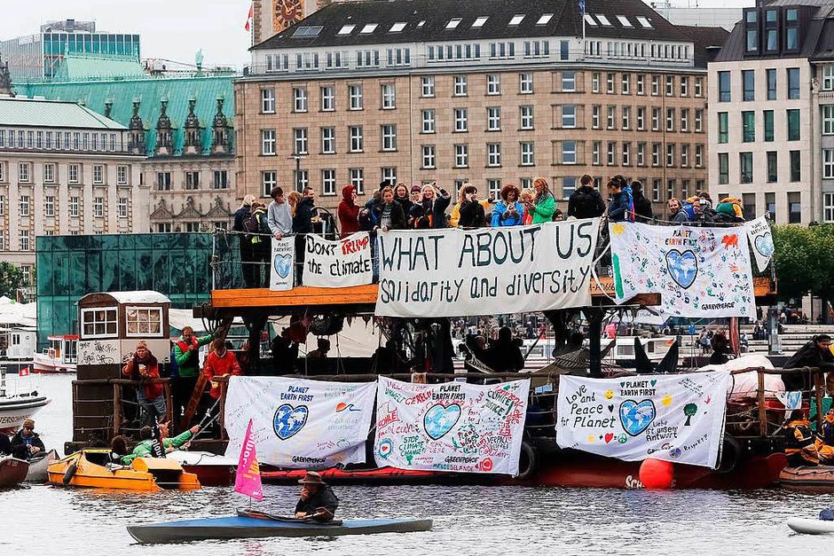 Teilnehmer der „Protestwelle“ gegen den G-20-Gipfel auf der Binnenalster (Foto: dpa) Teilnehmer der „Protestwelle“ gegen den G-20-Gipfel auf der Binnenalster (Foto: dpa)