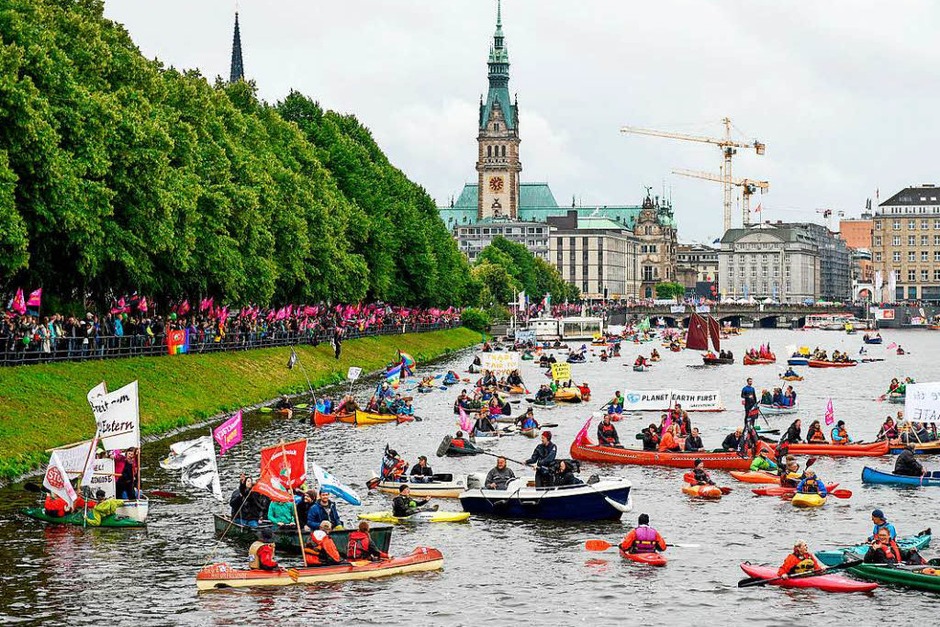 Tausende Menschen nehmen an der „Protestwelle“ teil (Foto: dpa) Tausende Menschen nehmen an der „Protestwelle“ teil (Foto: dpa)