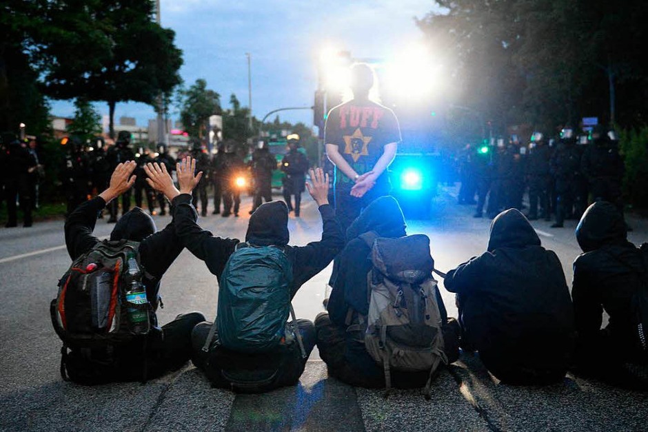 Die G-20-Proteste in Hamburg sind eskaliert. 159 Beamte sind verletzt, 45 Menschen wurden festgenommen. (Foto: dpa) Die G-20-Proteste in Hamburg sind eskaliert. 159 Beamte sind verletzt, 45 Menschen wurden festgenommen. (Foto: dpa)