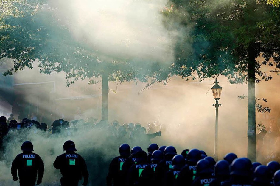 Die G-20-Proteste in Hamburg sind eskaliert. 159 Beamte sind verletzt, 45 Menschen wurden festgenommen. (Foto: AFP) Die G-20-Proteste in Hamburg sind eskaliert. 159 Beamte sind verletzt, 45 Menschen wurden festgenommen. (Foto: AFP)