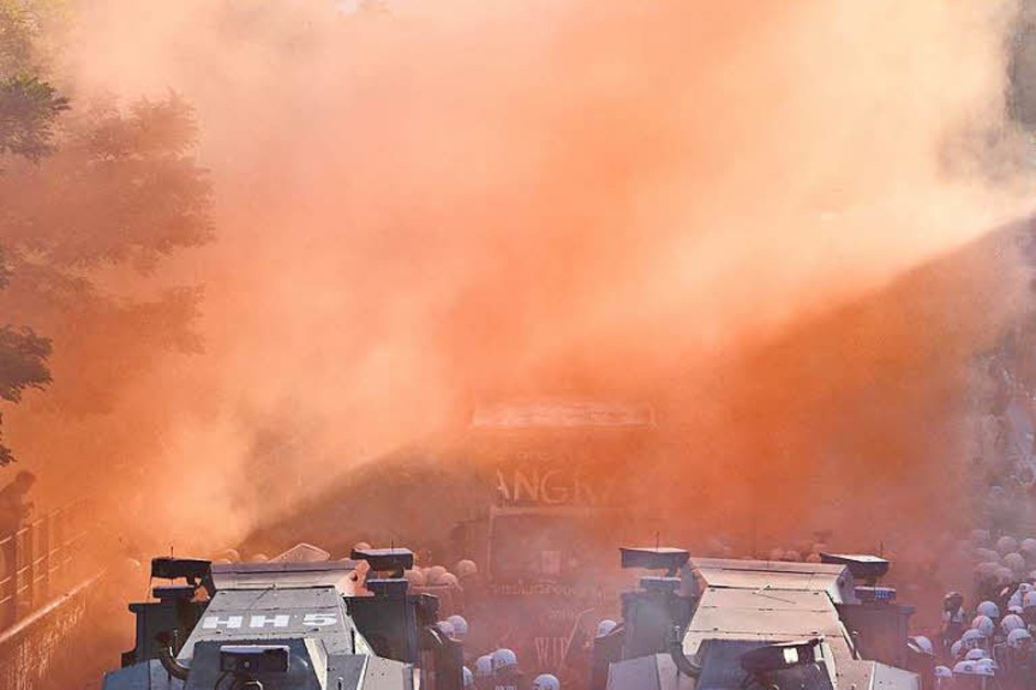 Die G-20-Proteste in Hamburg sind eskaliert. 159 Beamte sind verletzt, 45 Menschen wurden festgenommen. (Foto: dpa) Die G-20-Proteste in Hamburg sind eskaliert. 159 Beamte sind verletzt, 45 Menschen wurden festgenommen. (Foto: dpa)