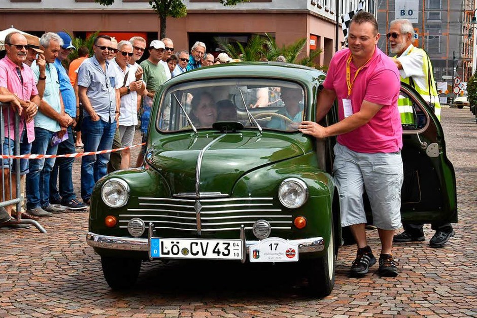 Wer sein Auto liebt der schiebt: Martin Winzer mit seinem Renault 4 CV, Baujahr 1953. (Foto: Andrea Steinhart) Wer sein Auto liebt der schiebt: Martin Winzer mit seinem Renault 4 CV, Baujahr 1953. (Foto: Andrea Steinhart)