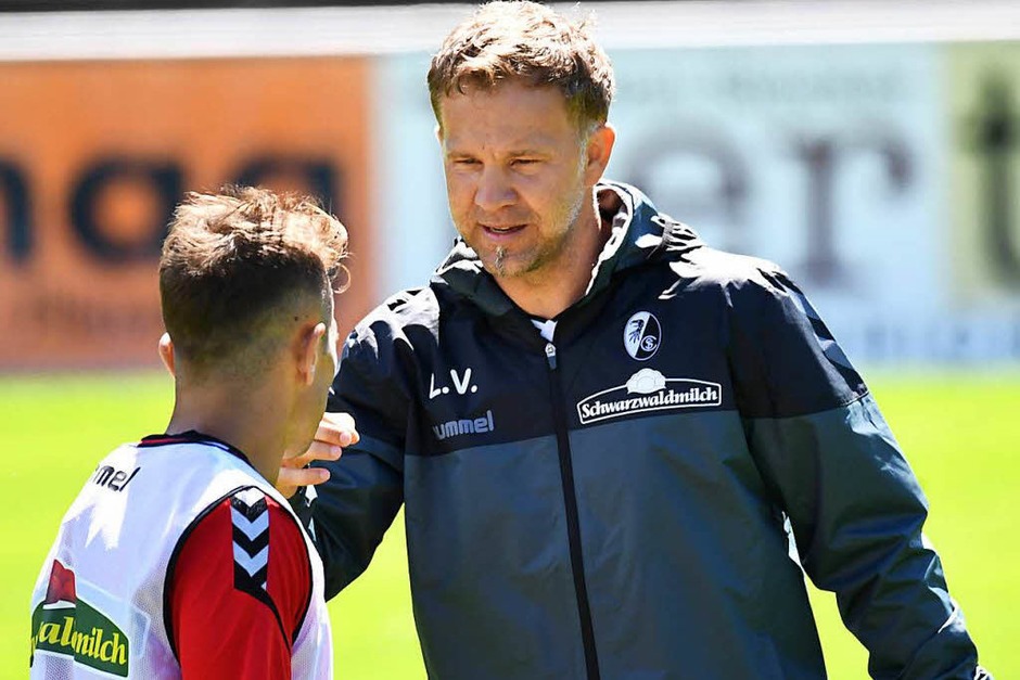 "Die Trainingsschwerpunkte liegen im Spielaufbau, Umschaltverhalten bei Ballverlusten und Umschaltverhalten bei Ballgewinn", sagt Co-Trainer Lars Voßler auf der Website des SC Freiburg zu den Vorbereitungen. (Foto: Achim Keller) "Die Trainingsschwerpunkte liegen im Spielaufbau, Umschaltverhalten bei Ballverlusten und Umschaltverhalten bei Ballgewinn", sagt Co-Trainer Lars Voßler auf der Website des SC Freiburg zu den Vorbereitungen. (Foto: Achim Keller)