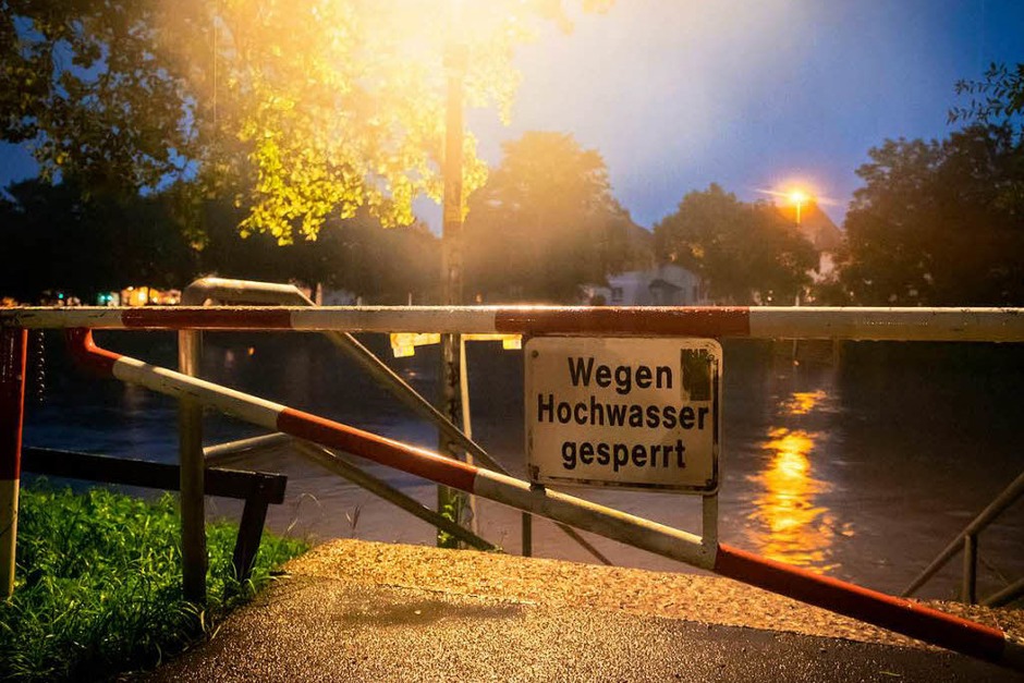 „Die Innerste hat in der Nacht am Pegel Heinde einen Rekord erreicht“, sagte ein Sprecher der Stadt am Mittwoch. Beim Hochwasser 2007 stand das Wasser bei 675 Zentimeter, in der Nacht zum Mittwoch erreichte es die Marke von 694 Zentimeter. Eine unmittelbare Gefahr für die Menschen bestehe jedoch nicht. (Foto: dpa) „Die Innerste hat in der Nacht am Pegel Heinde einen Rekord erreicht“, sagte ein Sprecher der Stadt am Mittwoch. Beim Hochwasser 2007 stand das Wasser bei 675 Zentimeter, in der Nacht zum Mittwoch erreichte es die Marke von 694 Zentimeter. Eine unmittelbare Gefahr für die Menschen bestehe jedoch nicht. (Foto: dpa)