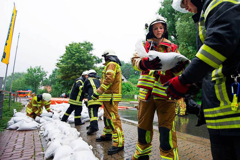 Die Feuerwehr habe alles im Griff – auch Dank Sandsäcken. (Foto: dpa) Die Feuerwehr habe alles im Griff – auch Dank Sandsäcken. (Foto: dpa)
