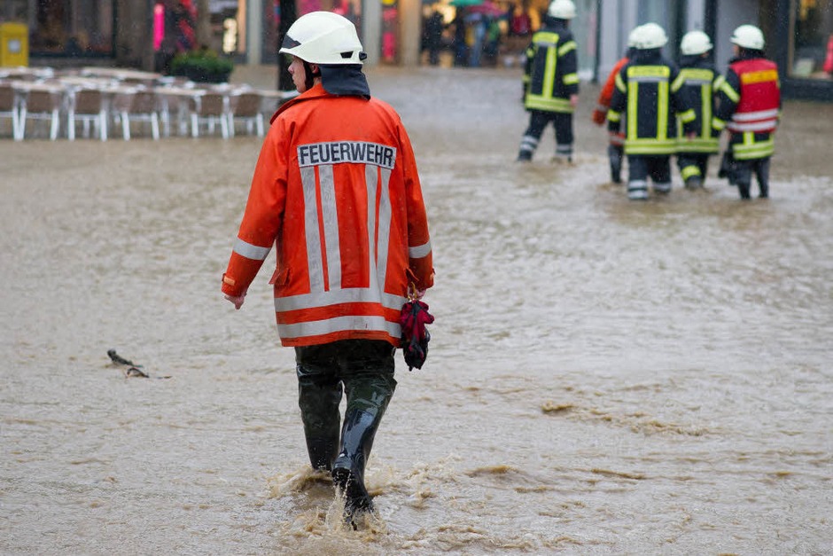 Nach Angaben des Kreisfeuerwehrverbands Goslar waren in Rhüden, einem Ortsteil der Gemeinde Seesen, rund 200 Wohnungen oder Häuser von Hochwasser betroffen. Dort flössen „Wassermassen“ durch den Ort und überschwemmten die Straßen (Foto: dpa) Nach Angaben des Kreisfeuerwehrverbands Goslar waren in Rhüden, einem Ortsteil der Gemeinde Seesen, rund 200 Wohnungen oder Häuser von Hochwasser betroffen. Dort flössen „Wassermassen“ durch den Ort und überschwemmten die Straßen (Foto: dpa)