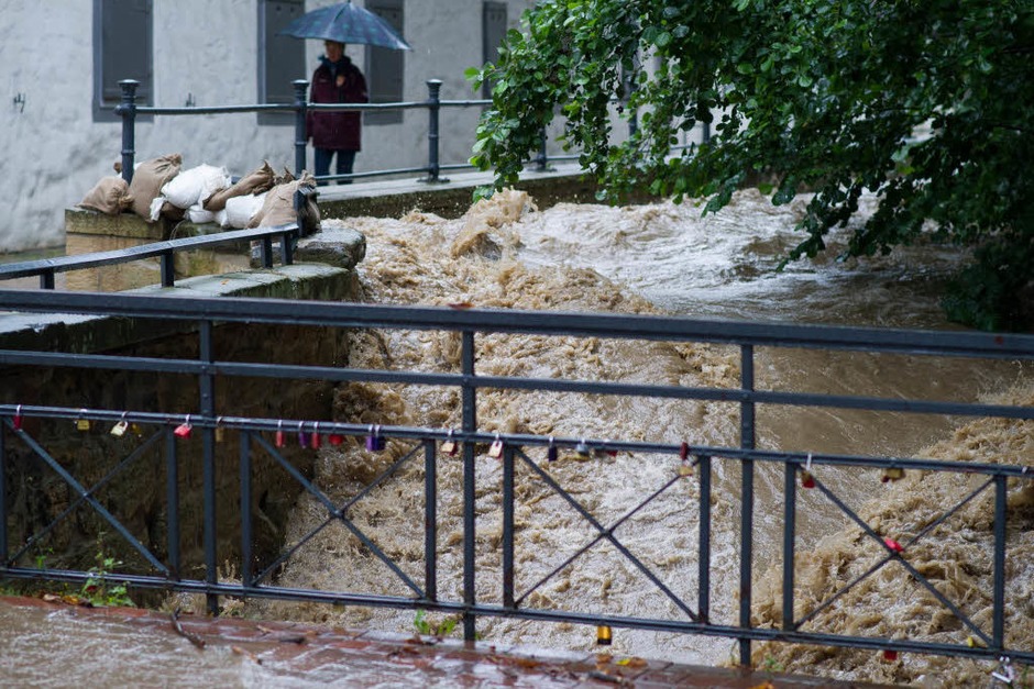 Äußerst angespannt ist die Lage in der 40.000-Einwohner-Stadt Goslar. Dort wurde die Innenstadt gesperrt. Das Hotel Kaiserworth sowie die Seniorenresidenz Theresienhof wurden evakuiert. (Foto: dpa) Äußerst angespannt ist die Lage in der 40.000-Einwohner-Stadt Goslar. Dort wurde die Innenstadt gesperrt. Das Hotel Kaiserworth sowie die Seniorenresidenz Theresienhof wurden evakuiert. (Foto: dpa)