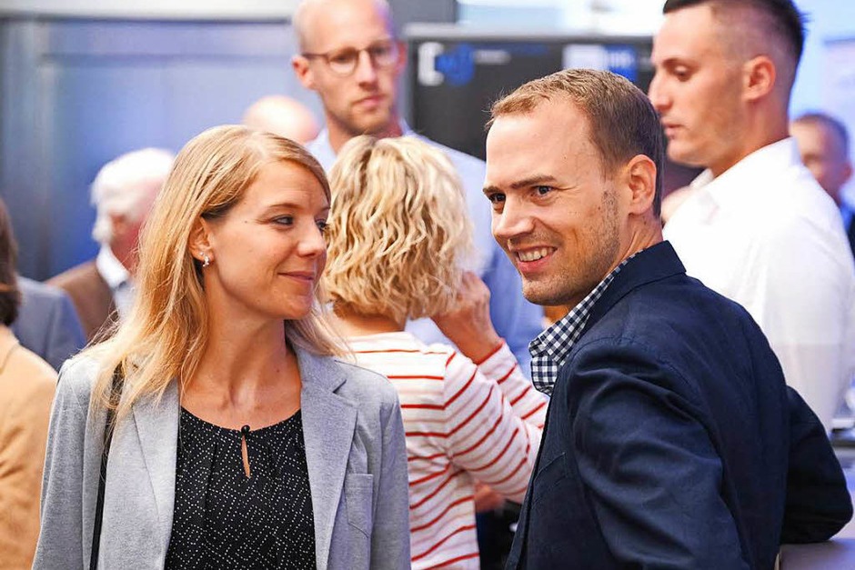 Apéro mit den Freiburger Wirtschaftsjunioren im BZ-Haus (Foto: Miroslav Dakov) Apéro mit den Freiburger Wirtschaftsjunioren im BZ-Haus (Foto: Miroslav Dakov)