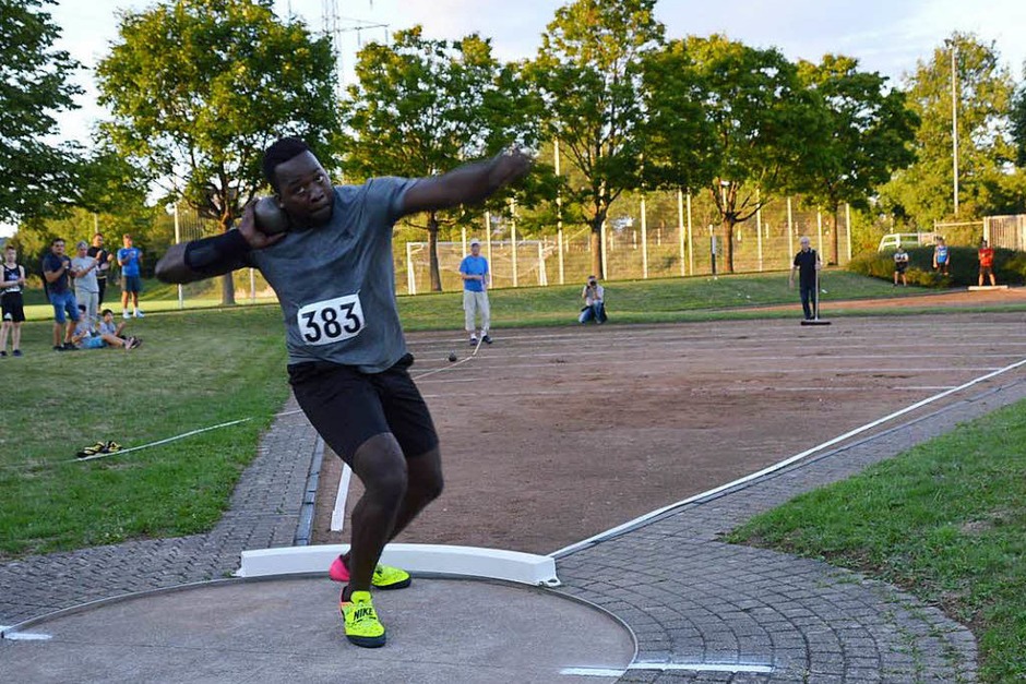 In verschiedenen Leichtathletik-Disziplinen maßen sich beim 29. Nachtmeeting Läufer, Hoch- und Weitspringer, Kugelstoßer und Speerwerfer. (Foto: Horatio Gollin) In verschiedenen Leichtathletik-Disziplinen maßen sich beim 29. Nachtmeeting Läufer, Hoch- und Weitspringer, Kugelstoßer und Speerwerfer. (Foto: Horatio Gollin)