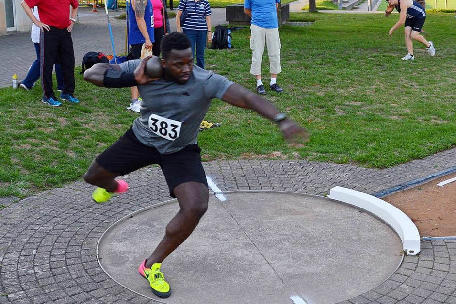 In verschiedenen Leichtathletik-Disziplinen maßen sich beim 29. Nachtmeeting Läufer, Hoch- und Weitspringer, Kugelstoßer und Speerwerfer. (Foto: Horatio Gollin) In verschiedenen Leichtathletik-Disziplinen maßen sich beim 29. Nachtmeeting Läufer, Hoch- und Weitspringer, Kugelstoßer und Speerwerfer. (Foto: Horatio Gollin)