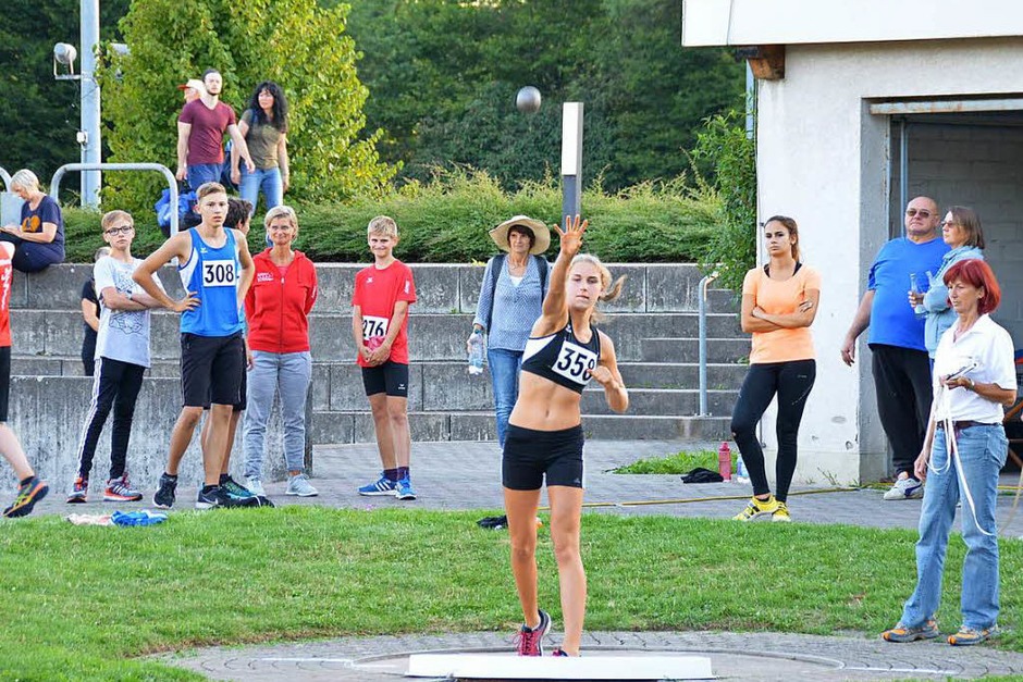 In verschiedenen Leichtathletik-Disziplinen maßen sich beim 29. Nachtmeeting Läufer, Hoch- und Weitspringer, Kugelstoßer und Speerwerfer. (Foto: Horatio Gollin) In verschiedenen Leichtathletik-Disziplinen maßen sich beim 29. Nachtmeeting Läufer, Hoch- und Weitspringer, Kugelstoßer und Speerwerfer. (Foto: Horatio Gollin)