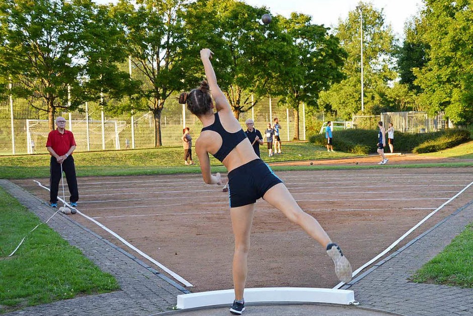 In verschiedenen Leichtathletik-Disziplinen maßen sich beim 29. Nachtmeeting Läufer, Hoch- und Weitspringer, Kugelstoßer und Speerwerfer. (Foto: Horatio Gollin) In verschiedenen Leichtathletik-Disziplinen maßen sich beim 29. Nachtmeeting Läufer, Hoch- und Weitspringer, Kugelstoßer und Speerwerfer. (Foto: Horatio Gollin)