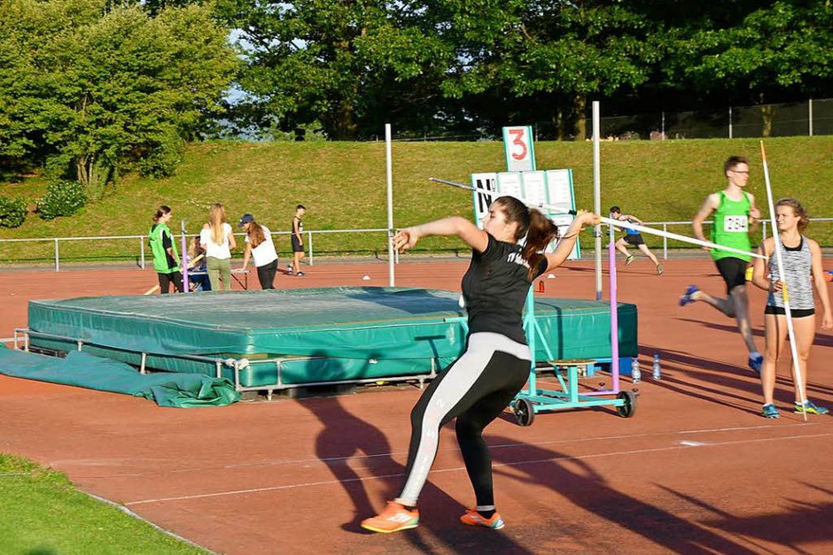 In verschiedenen Leichtathletik-Disziplinen maßen sich beim 29. Nachtmeeting Läufer, Hoch- und Weitspringer, Kugelstoßer und Speerwerfer. (Foto: Horatio Gollin) In verschiedenen Leichtathletik-Disziplinen maßen sich beim 29. Nachtmeeting Läufer, Hoch- und Weitspringer, Kugelstoßer und Speerwerfer. (Foto: Horatio Gollin)
