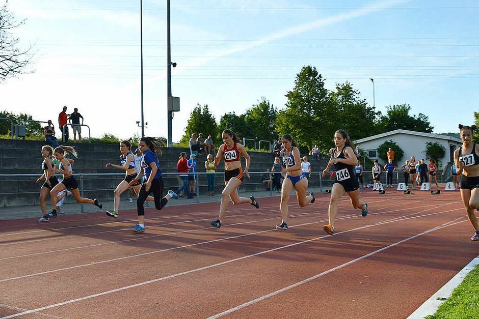 In verschiedenen Leichtathletik-Disziplinen maßen sich beim 29. Nachtmeeting Läufer, Hoch- und Weitspringer, Kugelstoßer und Speerwerfer. (Foto: Horatio Gollin) In verschiedenen Leichtathletik-Disziplinen maßen sich beim 29. Nachtmeeting Läufer, Hoch- und Weitspringer, Kugelstoßer und Speerwerfer. (Foto: Horatio Gollin)