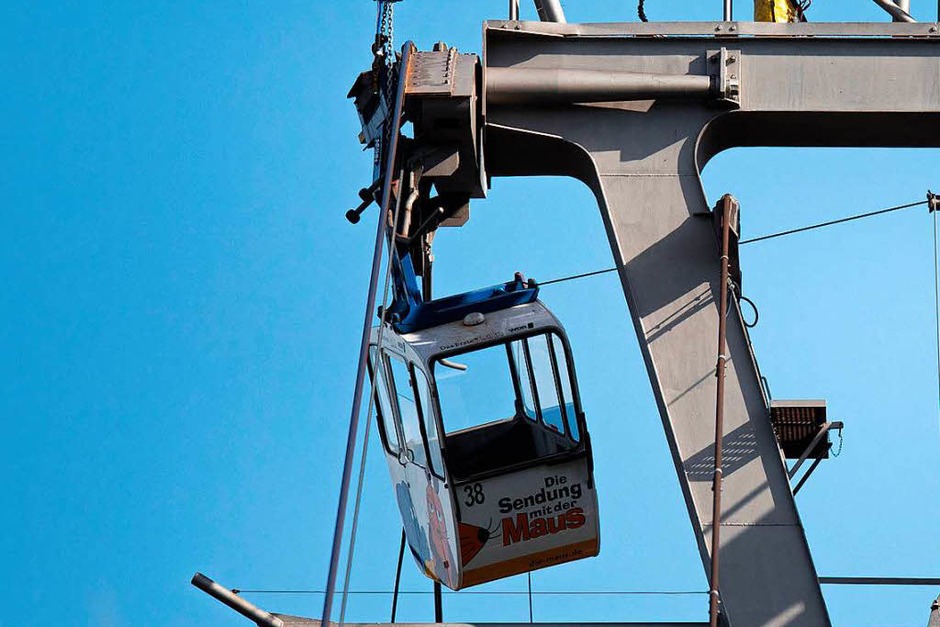Schock für 65 Fahrgäste bei der Seilbahnfahrt in luftiger Höhe über dem Rhein. Bei bestem Ausflugswetter am Sonntagnachmittag verkeilte sich eine der 32 Kabinen... (Foto: dpa) Schock für 65 Fahrgäste bei der Seilbahnfahrt in luftiger Höhe über dem Rhein. Bei bestem Ausflugswetter am Sonntagnachmittag verkeilte sich eine der 32 Kabinen... (Foto: dpa)