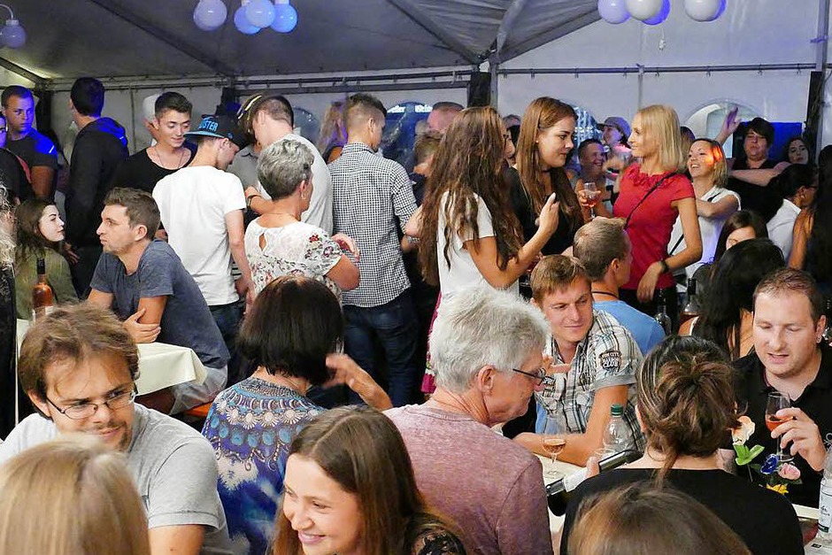 Kaum ein Durchkommen im Discozelt (Foto: Hans-Peter Müller) Kaum ein Durchkommen im Discozelt (Foto: Hans-Peter Müller)