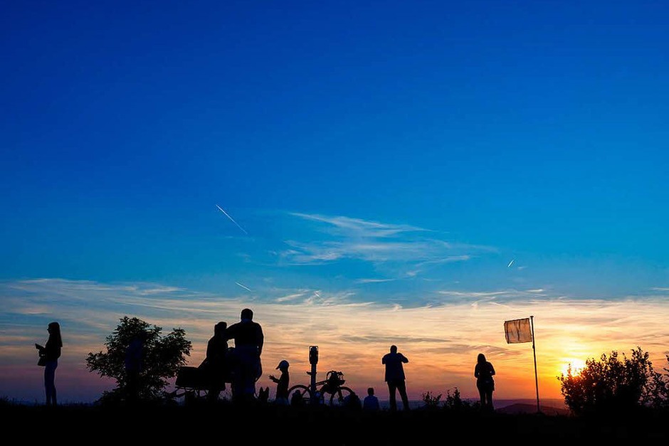 Mehrere Wanderer sind auf dem Staffelberg bei Bad Staffelstein (Bayern) während des Sonnenuntergangs zu sehen. Viele Schaulustige warteten auf dem Staffelberg auf den Aufgang des Mondes, um die partielle Mondfinsternis zu sehen. (Foto: dpa) Mehrere Wanderer sind auf dem Staffelberg bei Bad Staffelstein (Bayern) während des Sonnenuntergangs zu sehen. Viele Schaulustige warteten auf dem Staffelberg auf den Aufgang des Mondes, um die partielle Mondfinsternis zu sehen. (Foto: dpa)