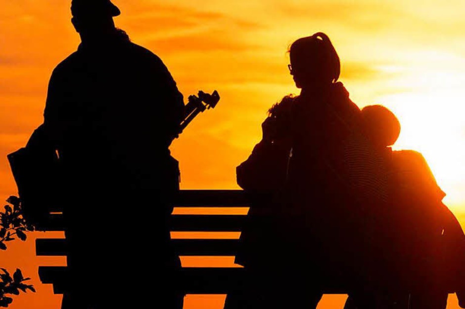 Mehrere Wanderer sind auf dem Staffelberg bei Bad Staffelstein (Bayern) während des Sonnenuntergangs zu sehen. Viele Schaulustige warteten auf dem Staffelberg auf den Aufgang des Mondes, um die partielle Mondfinsternis zu sehen. (Foto: dpa) Mehrere Wanderer sind auf dem Staffelberg bei Bad Staffelstein (Bayern) während des Sonnenuntergangs zu sehen. Viele Schaulustige warteten auf dem Staffelberg auf den Aufgang des Mondes, um die partielle Mondfinsternis zu sehen. (Foto: dpa)