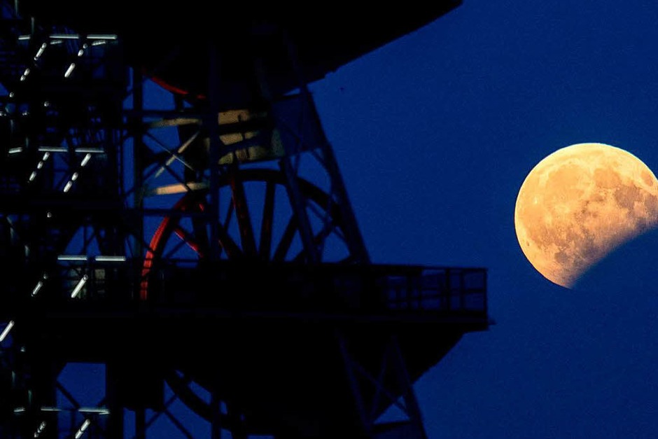Blick auf die partielle Mondfinsternis in Katowice (Polen). (Foto: dpa) Blick auf die partielle Mondfinsternis in Katowice (Polen). (Foto: dpa)