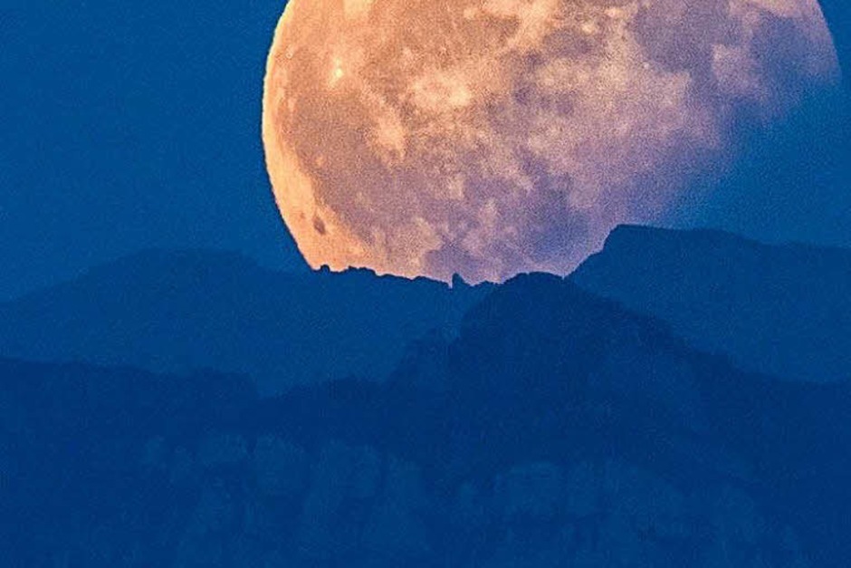 Blick auf die partielle Mondfinsternis über den Berner Alpen (Foto: dpa) Blick auf die partielle Mondfinsternis über den Berner Alpen (Foto: dpa)