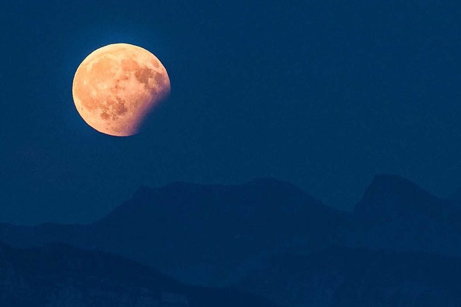 Blick auf die partielle Mondfinsternis über den Berner Alpen (Foto: dpa) Blick auf die partielle Mondfinsternis über den Berner Alpen (Foto: dpa)
