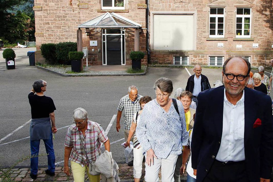 Eckehard Ficht (vorn) führte persönlich über das Areal und... (Foto: Heidi Foessel) Eckehard Ficht (vorn) führte persönlich über das Areal und... (Foto: Heidi Foessel)
