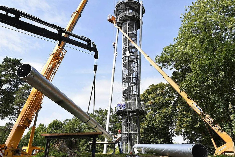 Aufstellen der Stahlstützen am Schlossbergturm (Foto: Thomas Kunz) Aufstellen der Stahlstützen am Schlossbergturm (Foto: Thomas Kunz)