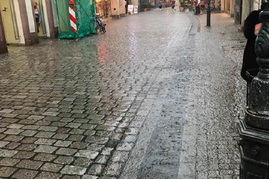 Auch die Bächle laufen über, hier in der Grünwälderstraße (Foto: Max Mollenshot) Auch die Bächle laufen über, hier in der Grünwälderstraße (Foto: Max Mollenshot)