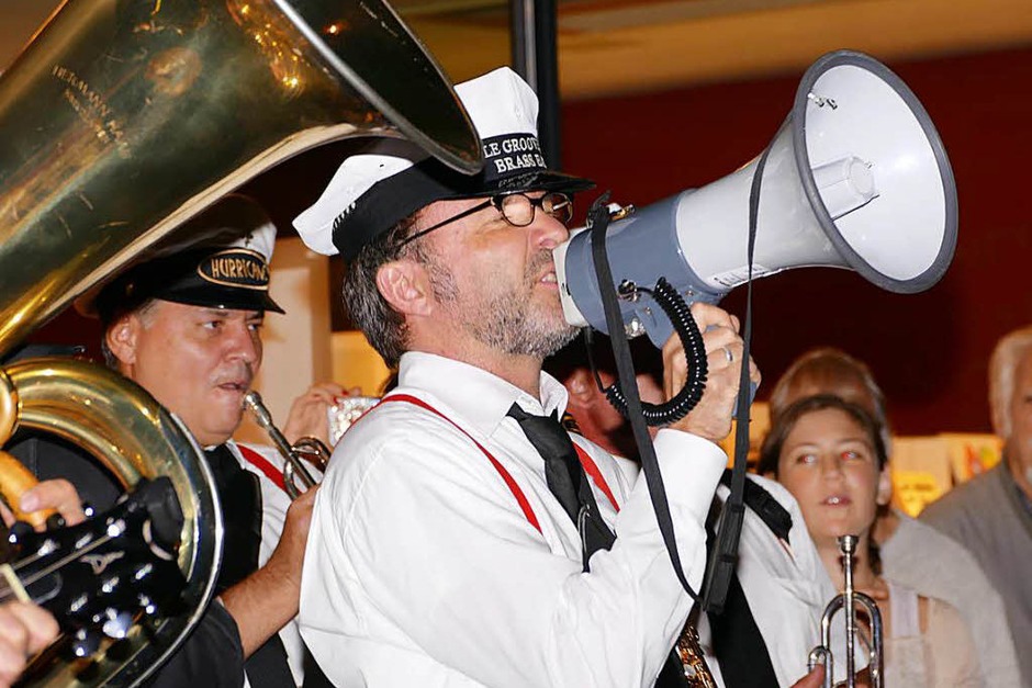 Die Streetband Castle Groove Festival Marching Band in der Sattelgasse (Foto: Peter Gerigk) Die Streetband Castle Groove Festival Marching Band in der Sattelgasse (Foto: Peter Gerigk)