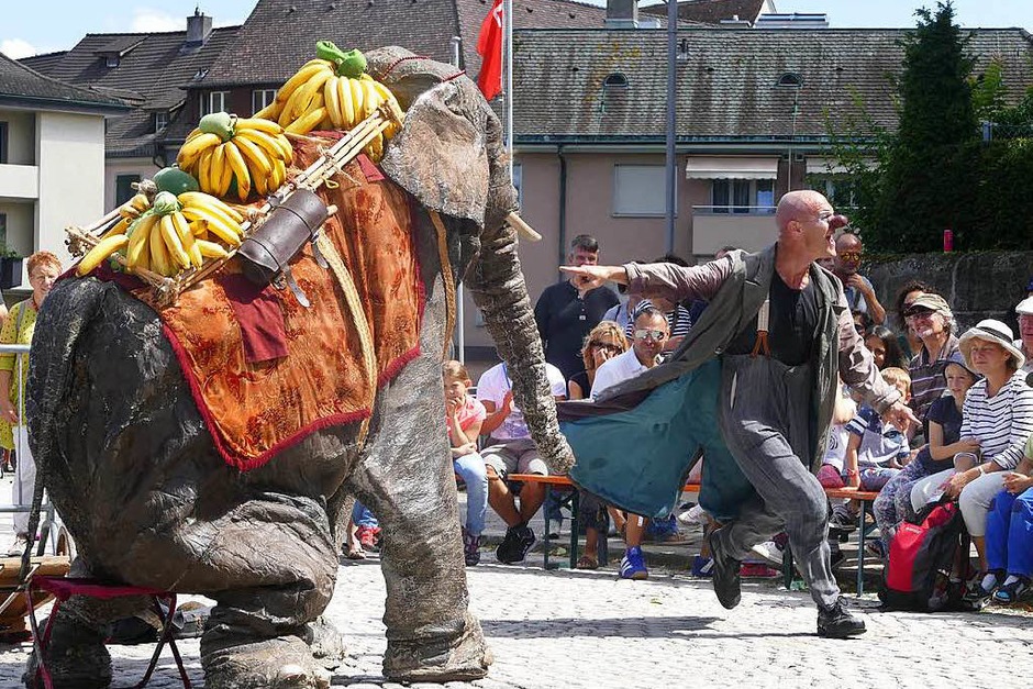 Viel los war am Wochenende rund um die alte Rheinbrücke. Zum Teil gab es kein Durchkommen mehr. Die begeisterten Zuschauer flanierten auch am Abend von Schauplatz zu Schauplatz. (Foto: Ingrid Böhm-Jacob) Viel los war am Wochenende rund um die alte Rheinbrücke. Zum Teil gab es kein Durchkommen mehr. Die begeisterten Zuschauer flanierten auch am Abend von Schauplatz zu Schauplatz. (Foto: Ingrid Böhm-Jacob)
