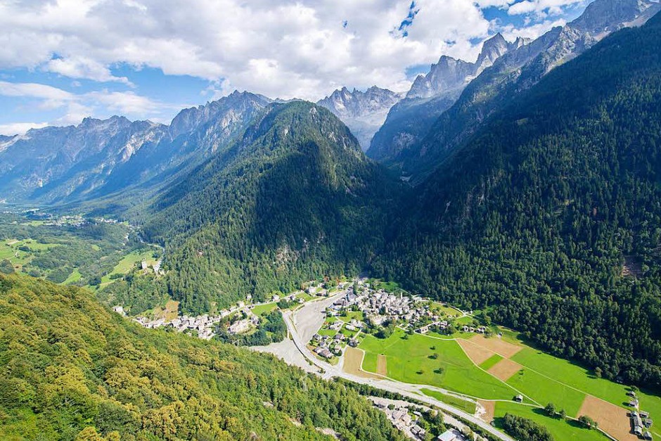 Im Schweizer Kanton Graubünden ist eine gewaltige Gerölllawine vom Piz Cengalo abgegangen. (Foto: dpa) Im Schweizer Kanton Graubünden ist eine gewaltige Gerölllawine vom Piz Cengalo abgegangen. (Foto: dpa)