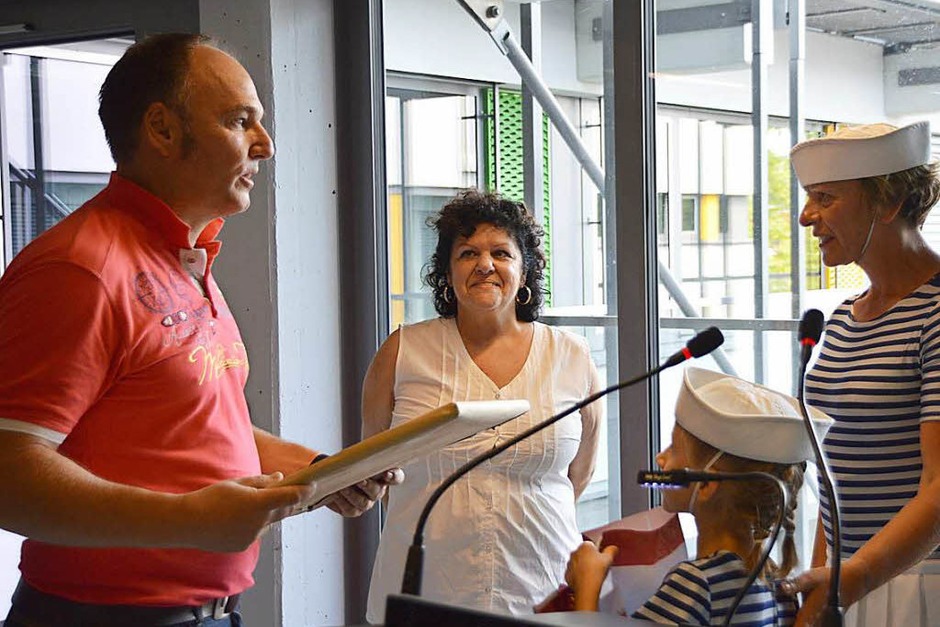 Stéphanie Niville (rechts) von den Marinettes hatte auch für Daniel Billiaux (Zweiter links), Vorsitzender des Comités Jumelage in Fécamp, ein Präsent dabei. (Foto: Horatio Gollin) Stéphanie Niville (rechts) von den Marinettes hatte auch für Daniel Billiaux (Zweiter links), Vorsitzender des Comités Jumelage in Fécamp, ein Präsent dabei. (Foto: Horatio Gollin)