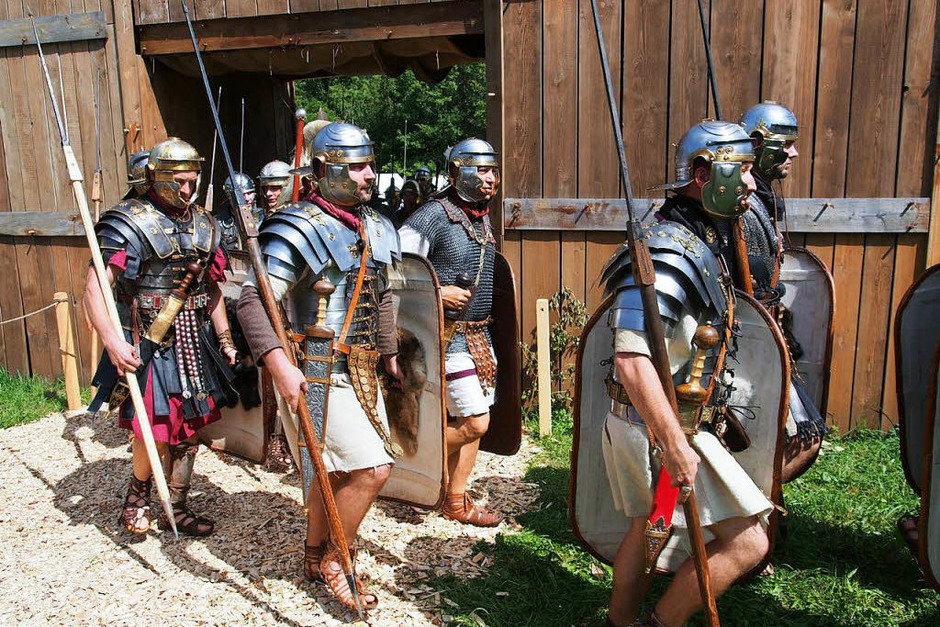 Die Legionäre ziehen aus dem Castrum aus. (Foto: Boris Burkhardt) Die Legionäre ziehen aus dem Castrum aus. (Foto: Boris Burkhardt)