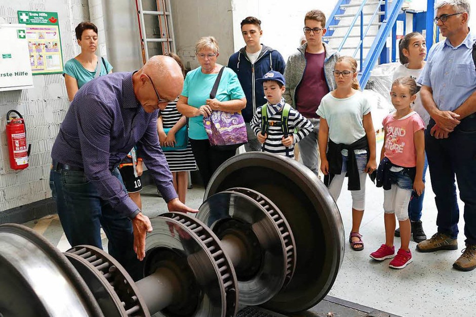 Besichtigung der DB-Regio-Werkstatt in Freiburg im Rahmen von B. Zettis Ferienspaß (Foto: Fabio Saporito) Besichtigung der DB-Regio-Werkstatt in Freiburg im Rahmen von B. Zettis Ferienspaß (Foto: Fabio Saporito)
