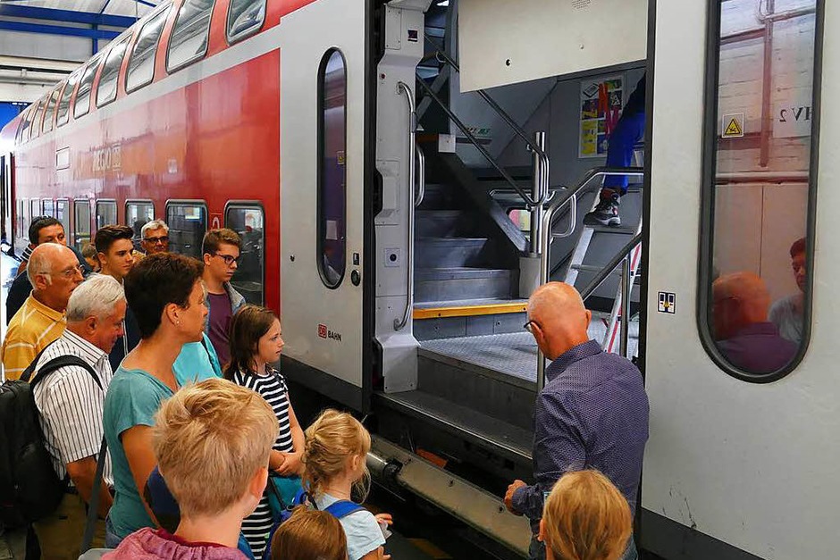 Besichtigung der DB-Regio-Werkstatt in Freiburg im Rahmen von B. Zettis Ferienspaß (Foto: Fabio Saporito) Besichtigung der DB-Regio-Werkstatt in Freiburg im Rahmen von B. Zettis Ferienspaß (Foto: Fabio Saporito)