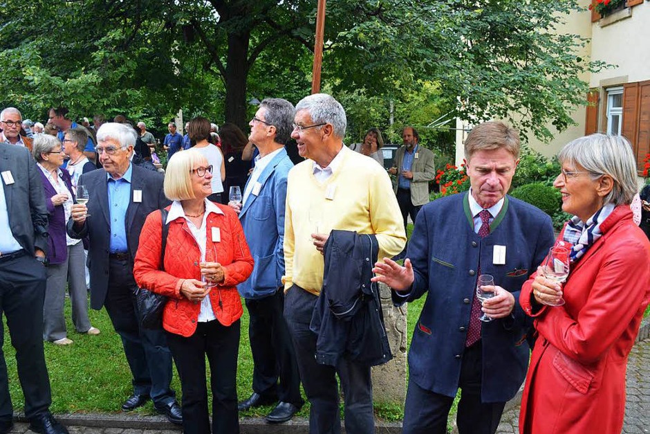 Vor der Eröffnung der Sonderausstellung im Dorfmuseum am Freitag: Auch Landrätin Dorothea Störr-Ritter und CDU-Bundestagsmitglied und -kandidat Matern von Marschall (von rechts) waren gekommen. (Foto: Nikola Vogt) Vor der Eröffnung der Sonderausstellung im Dorfmuseum am Freitag: Auch Landrätin Dorothea Störr-Ritter und CDU-Bundestagsmitglied und -kandidat Matern von Marschall (von rechts) waren gekommen. (Foto: Nikola Vogt)