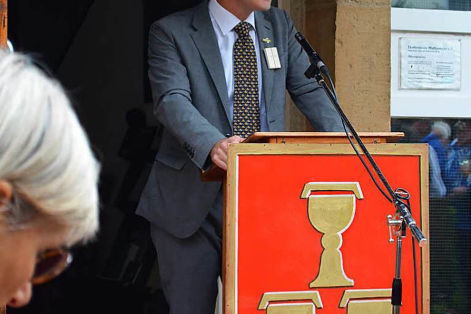 Die Landrätin lauscht den Begrüßungsworten von Bürgermeister Dieter Hahn. (Foto: Nikola Vogt) Die Landrätin lauscht den Begrüßungsworten von Bürgermeister Dieter Hahn. (Foto: Nikola Vogt)