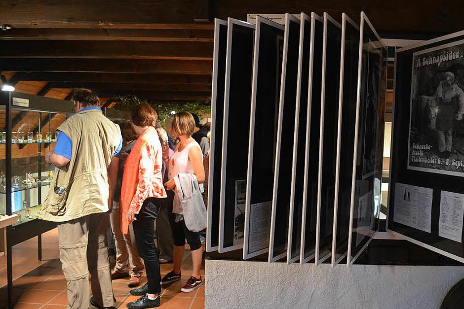 Die ersten Besucher stöbern in der Ausstellung. (Foto: Nikola Vogt) Die ersten Besucher stöbern in der Ausstellung. (Foto: Nikola Vogt)