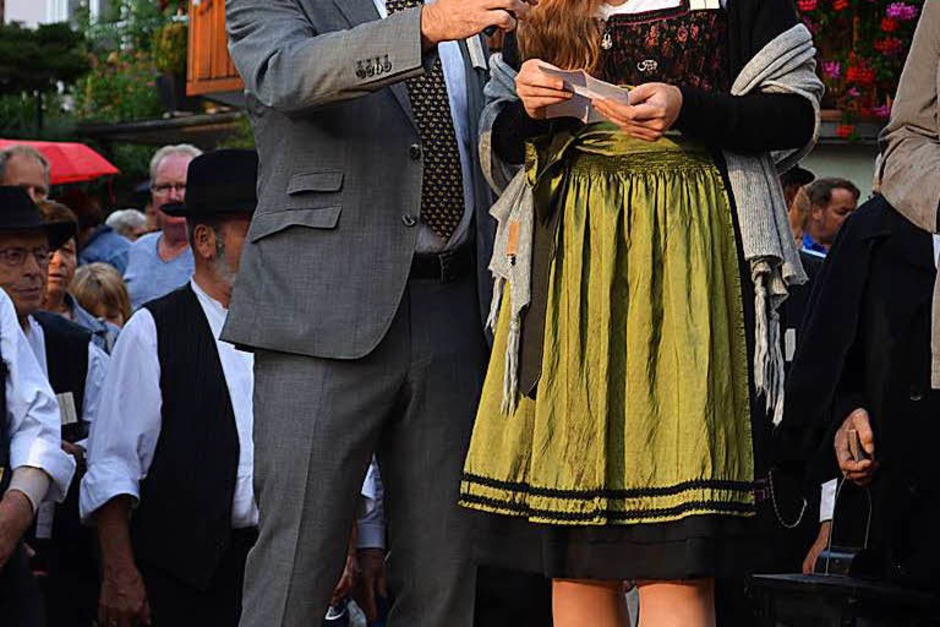 Bürgermeister Dieter Hahn und die Markgräfler Weinprinzessin Hannah Herrmann eröffnen das Fest. (Foto: Nikola Vogt) Bürgermeister Dieter Hahn und die Markgräfler Weinprinzessin Hannah Herrmann eröffnen das Fest. (Foto: Nikola Vogt)