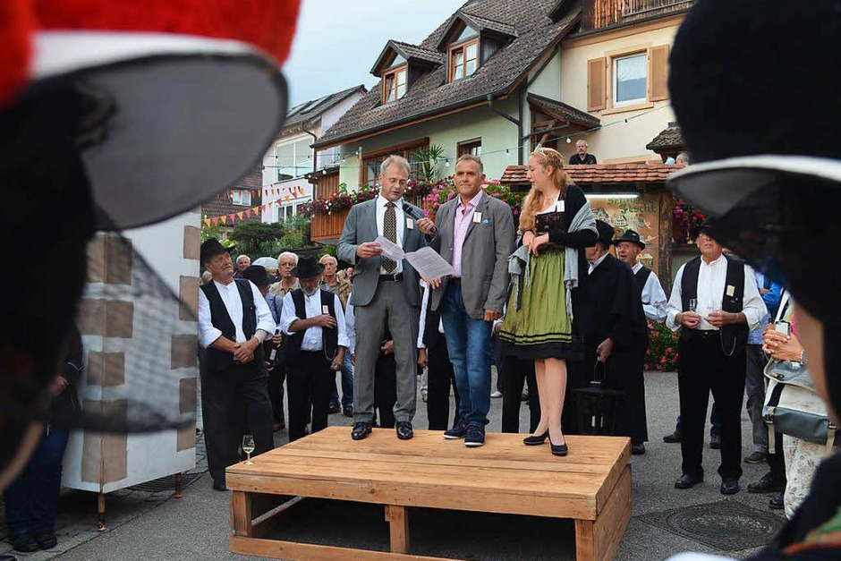 Trachtenträgerinnen begleiten die Eröffnung des Schneckenfests. (Foto: Nikola Vogt) Trachtenträgerinnen begleiten die Eröffnung des Schneckenfests. (Foto: Nikola Vogt)