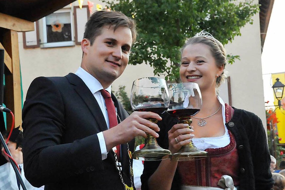 Die Badische Weinprinzessin Kim-Lucy Rutz eröffnet das 18. Gassenweinfest zusammen mit Bürgermeister Martin Rupp. (Foto: Sebastian Ehret) Die Badische Weinprinzessin Kim-Lucy Rutz eröffnet das 18. Gassenweinfest zusammen mit Bürgermeister Martin Rupp. (Foto: Sebastian Ehret)