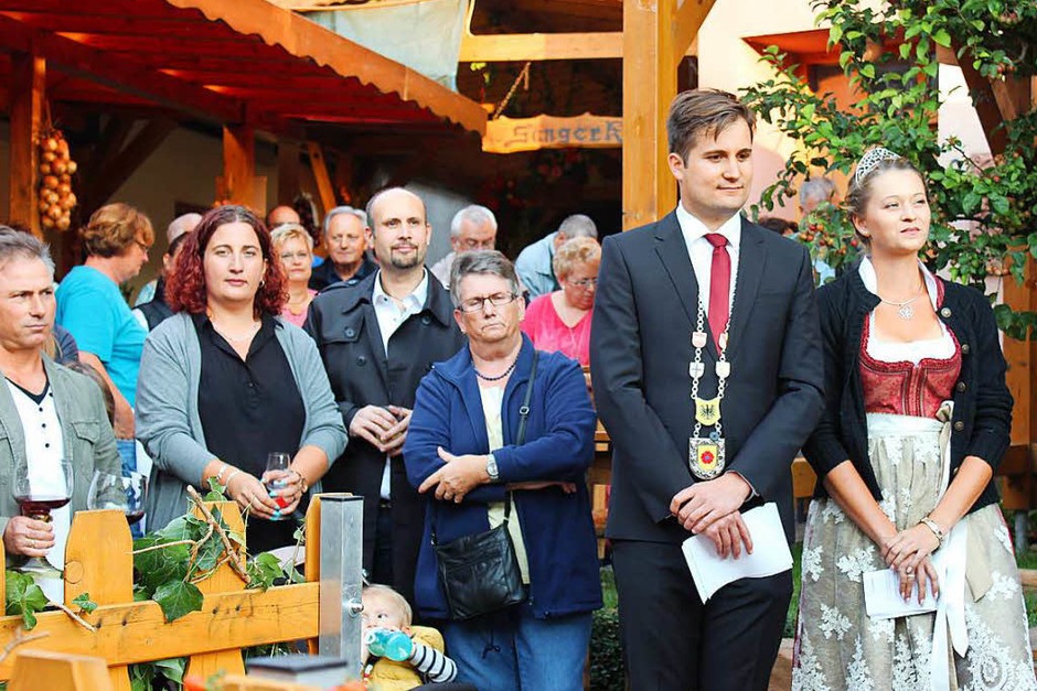 Die Badische Weinprinzessin Kim-Lucy Rutz eröffnet das 18. Gassenweinfest zusammen mit Bürgermeister Martin Rupp. (Foto: Mario Schöneberg) Die Badische Weinprinzessin Kim-Lucy Rutz eröffnet das 18. Gassenweinfest zusammen mit Bürgermeister Martin Rupp. (Foto: Mario Schöneberg)