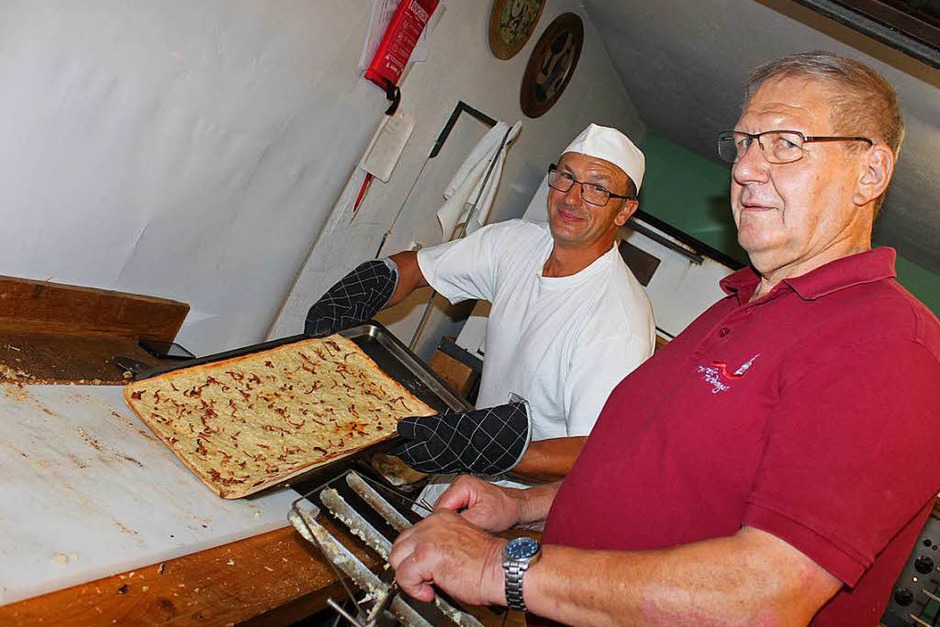 Der Männergesangverein sorgt für Nachschub beim Zwiebelkuchen (Foto: Mario Schöneberg) Der Männergesangverein sorgt für Nachschub beim Zwiebelkuchen (Foto: Mario Schöneberg)