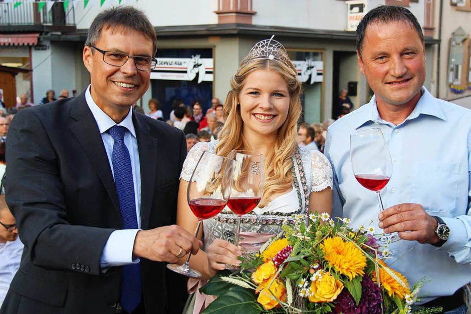 Mit Rosé stoßen Bürgermeister Michael Bruder (links) und Arndt Köbelin als Sprecher der Winzer zusammen mit Sinja Hornecker auf die Festeröffnung im Heimatort der neuen Kaiserstühler Weinprinzessin an. (Foto: Horst David) Mit Rosé stoßen Bürgermeister Michael Bruder (links) und Arndt Köbelin als Sprecher der Winzer zusammen mit Sinja Hornecker auf die Festeröffnung im Heimatort der neuen Kaiserstühler Weinprinzessin an. (Foto: Horst David)