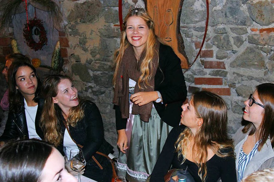 Im Anschluss der Eröffnung feiert die Weinprinzessin im Festhof des Chores MixDur (Foto: Horst David) Im Anschluss der Eröffnung feiert die Weinprinzessin im Festhof des Chores MixDur (Foto: Horst David)