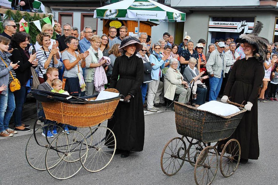Beim Brauchtumsnachmittag am Samstag: Kinderwägen von vor über hundert Jahren (Foto: Manfred Frietsch) Beim Brauchtumsnachmittag am Samstag: Kinderwägen von vor über hundert Jahren (Foto: Manfred Frietsch)
