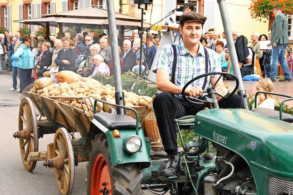 Beim Brauchtumsnachmittag am Samstag: Ein Dillenwagen, benannt nach den an der Seite angebrachten Brettern (Dillen), beladen mit Kartoffeln. (Foto: Manfred Frietsch) Beim Brauchtumsnachmittag am Samstag: Ein Dillenwagen, benannt nach den an der Seite angebrachten Brettern (Dillen), beladen mit Kartoffeln. (Foto: Manfred Frietsch)