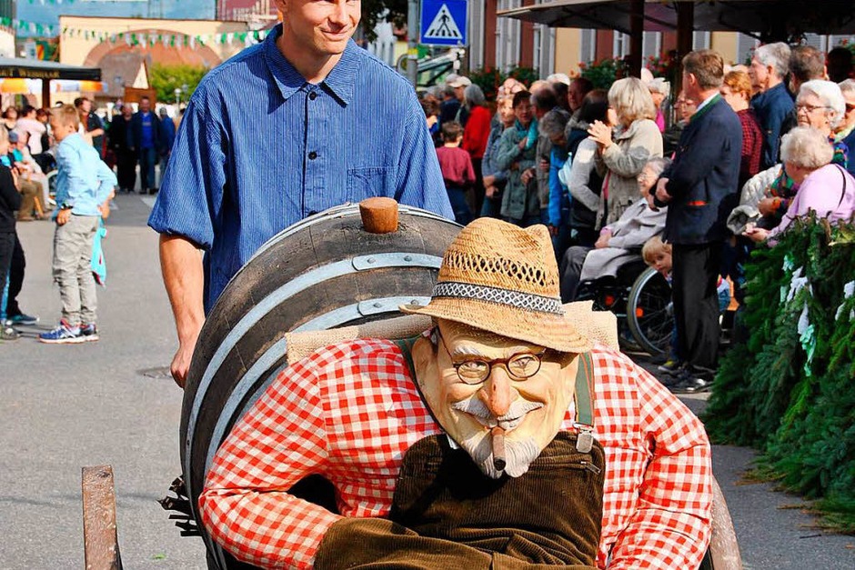 Beim Brauchtumsnachmittag am Samstag: Der Fasskarren mit „Passagier“. (Foto: Manfred Frietsch) Beim Brauchtumsnachmittag am Samstag: Der Fasskarren mit „Passagier“. (Foto: Manfred Frietsch)