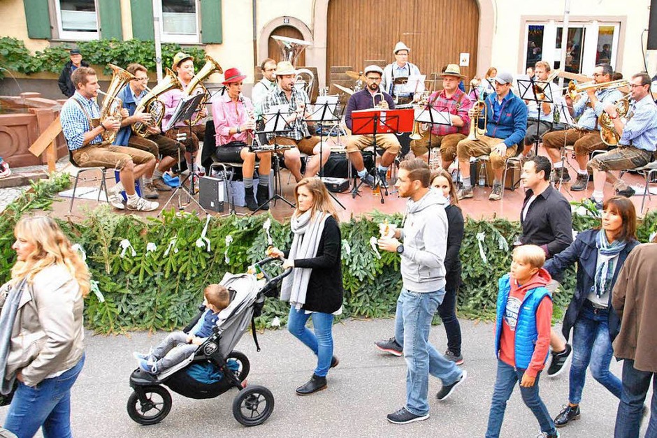 Unermüdlich: die „Luttlinger“ Musikanten am frpühen Samstagabend auf der Freibühne. (Foto: Manfred Frietsch) Unermüdlich: die „Luttlinger“ Musikanten am frpühen Samstagabend auf der Freibühne. (Foto: Manfred Frietsch)